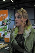 Zamišljena ... Slovenska vinska kraljica Špela Štokelj s Planine nad Ajdovščino je prvi sejemski dan gostovala na razstavi grozdja 